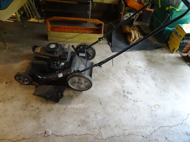 lot 129 image: Yard Man High Wheel 21 159cc Motor