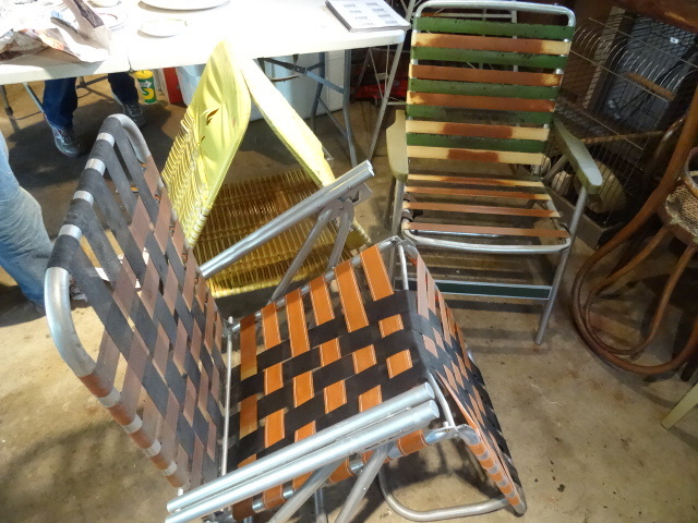lot 132 image: Variety Lawn Chairs W2 Loungers