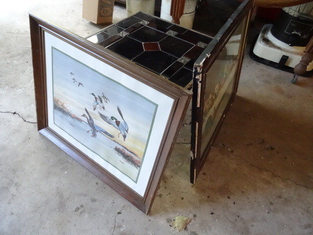 lot 139 image: Framed Art & Small End Table 16sq, 15ht