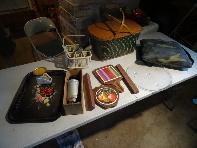 lot 143 image: Vintage Picnic Basket, Misc Housewares