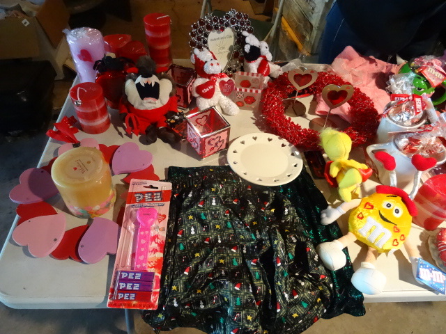 lot 153 image: Variety Of Valentine Dcor