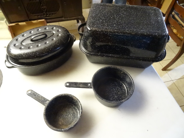 lot 169 image: Enamel 2 Roasting Pans & 2 Cooking Pots