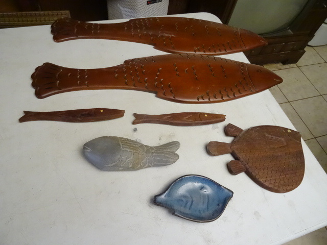 lot 177 image: Wood Decorative Wall Hanging & Stone Pottery Fish