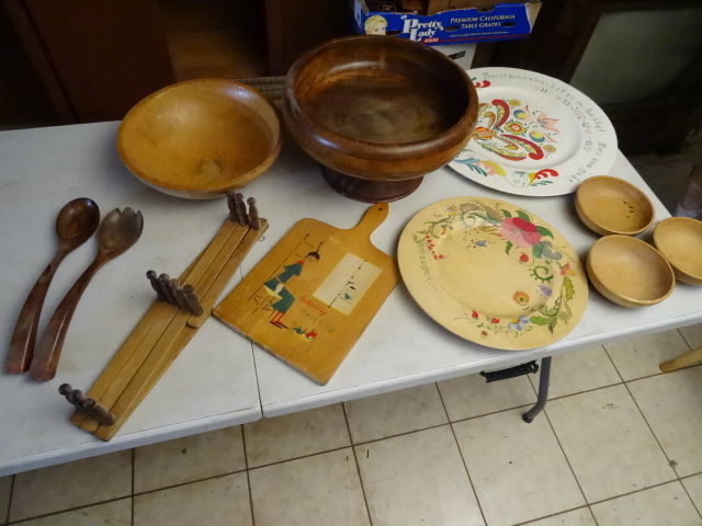 lot 182 image: Wood Bowls, Cutting Boards,