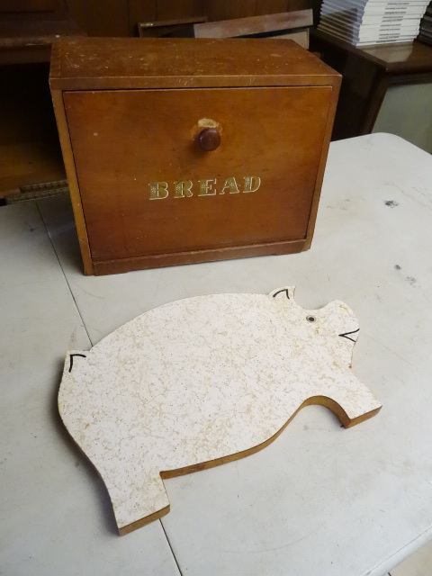 lot 185 image: Vintage Wood Break Box, Pig Cutting Board