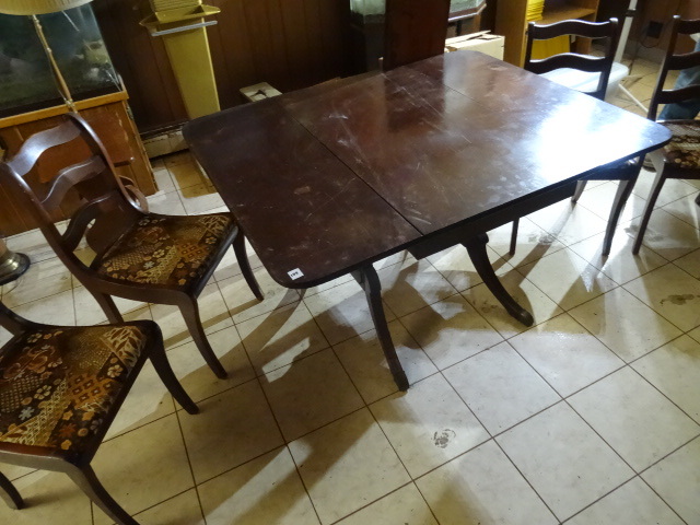 lot 189 image: Mahogany Duncan Phyfe Table