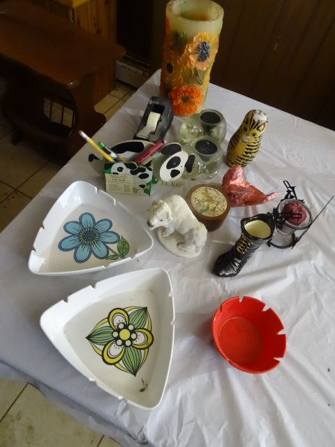 lot 239 image: Misc Home Dcor Ashtrays