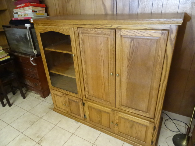 lot 250 image: Oak Entertainment Center 60 X 22 X 53