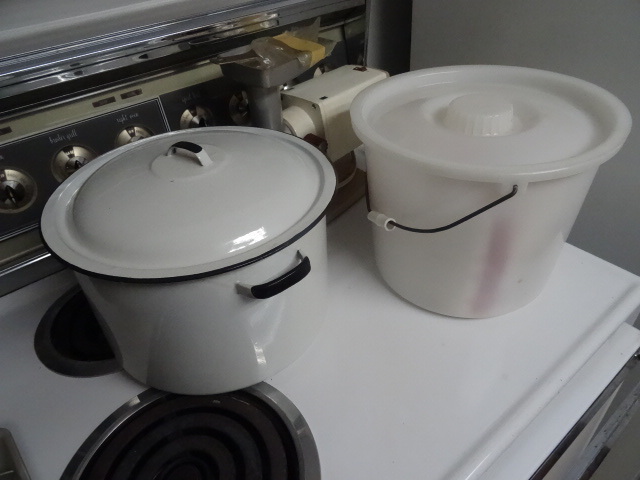 lot 305 image: Vintage Enamel Porcelain Cooking Pot,