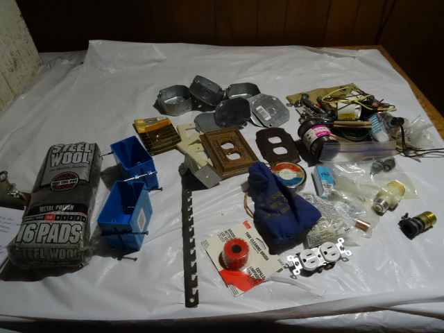 lot 325 image: Log Of Misc Electrical Hardware