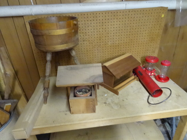lot 361 image: 2 Bird Feeders, 2 Humming Bird,