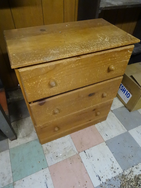 lot 367 image: 3 Drawer Wood Dresser 25 X 14 X 28