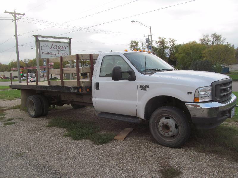 lot 2 image: 2002 Ford  F-450 XL truck