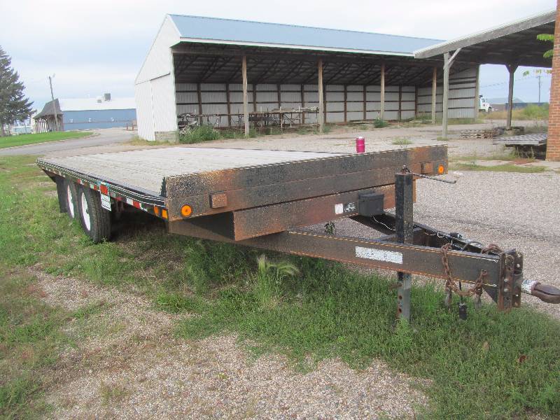 lot 3 image: Road king flatbed trailer