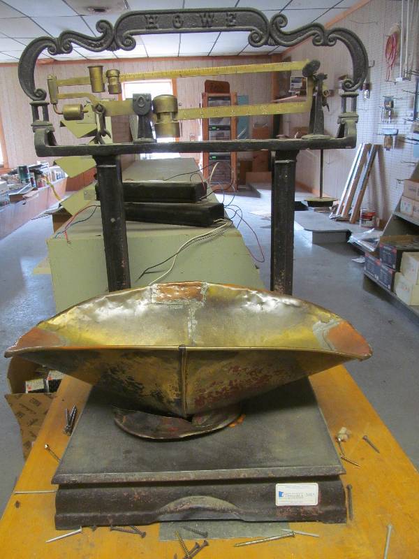 lot 21 image: Antique Howe scale