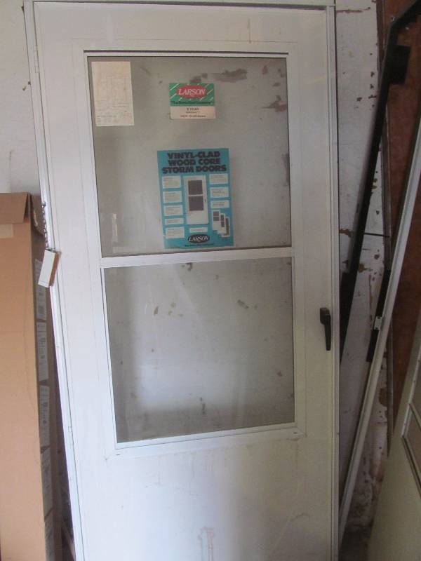 lot 25 image: Larson storm door