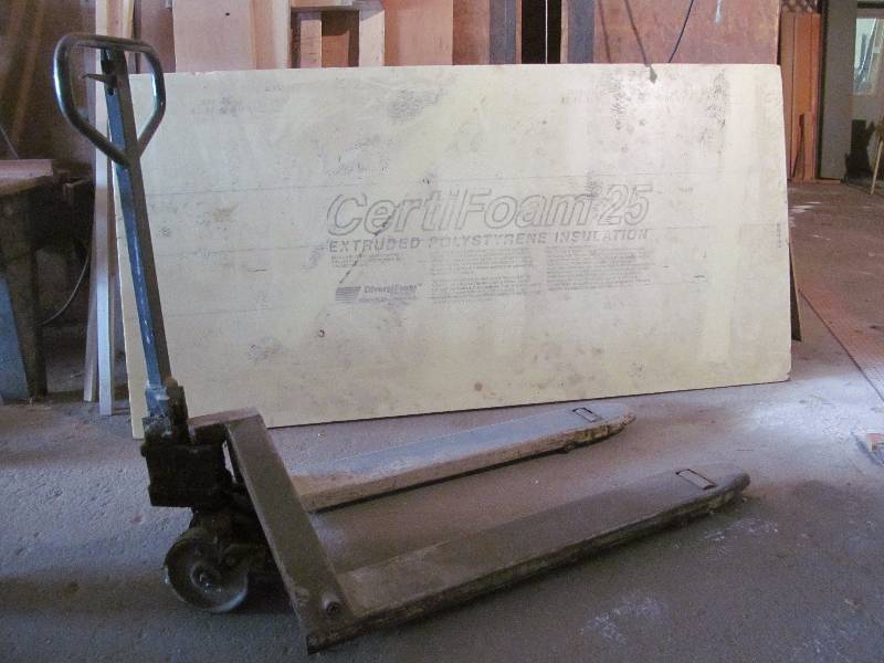lot 104 image: Crown pallet jack