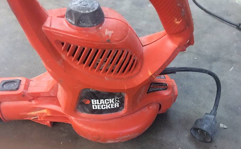 lot 36 image: Black & Decker Leaf Blower