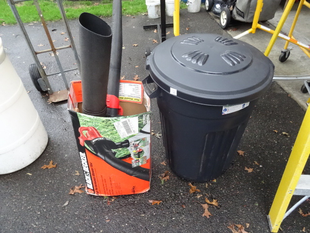 B & D Electric Blower Vac. 32 Gal Trash Can