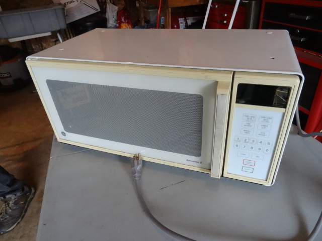 GE Spacemaker II Microwave Oven