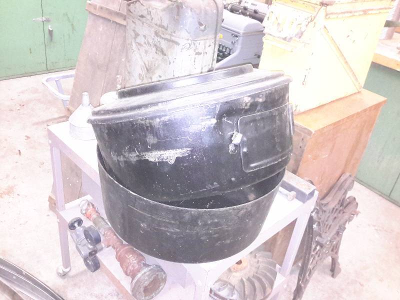 lot 141 image: 2 HD Steel Pots with 1 lid millitary Ind. Stove)