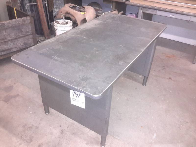 lot 191 image: Vintage Steel Work Table with rubberized top