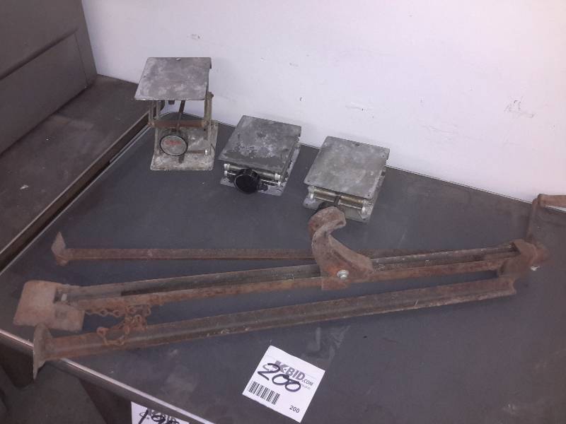 lot 200 image: VINTAGE jacks