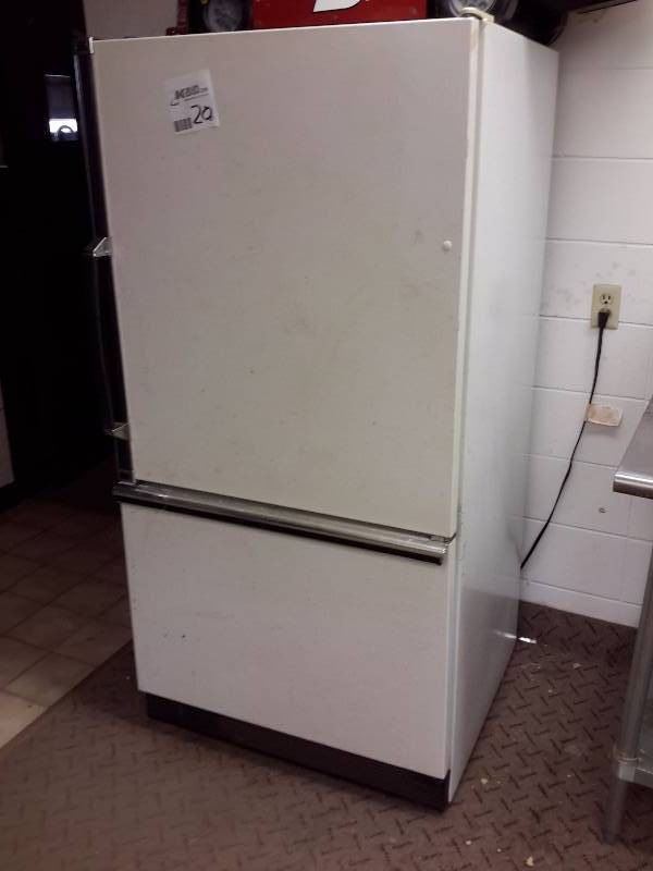 lot 20 image: Kenmore 22 Refridgerator Freezer