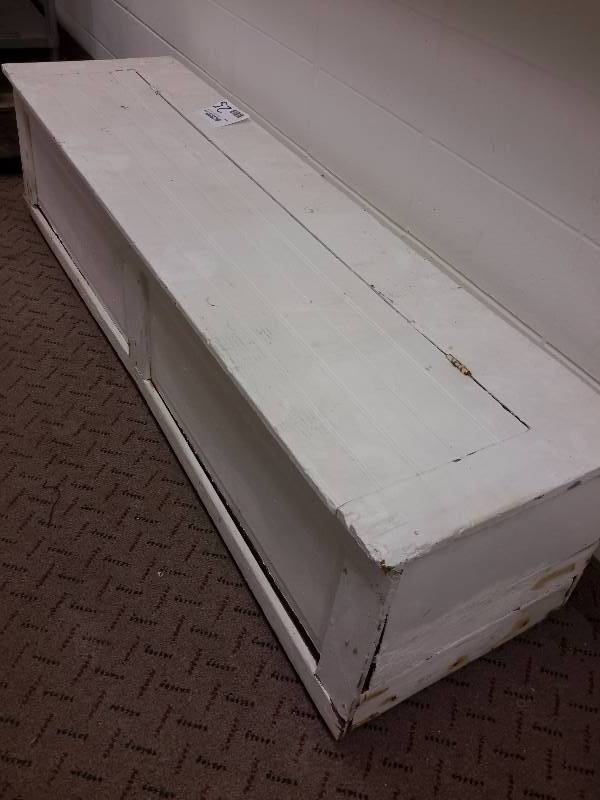 lot 25 image: White Pine Bench Chest