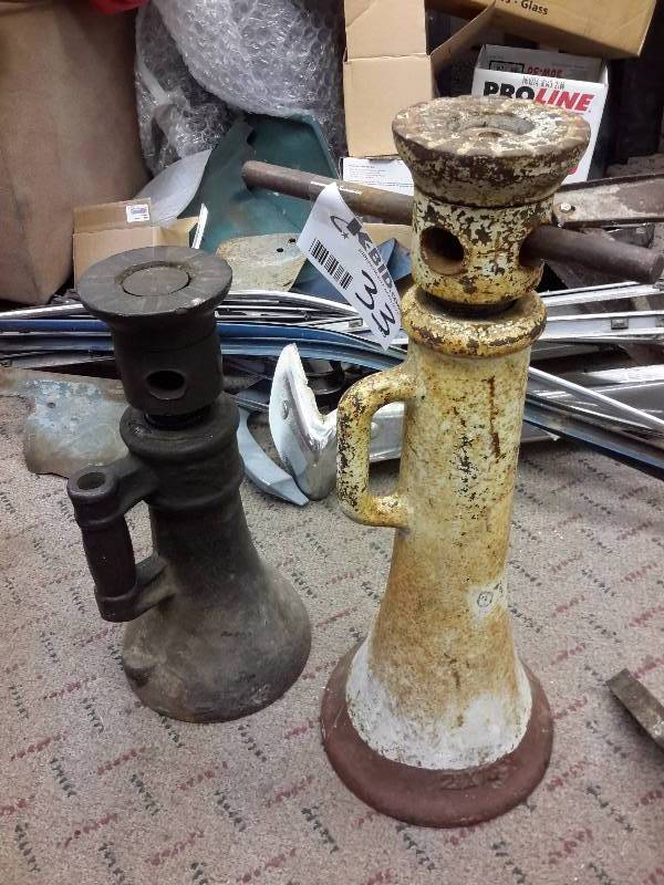 lot 33 image: 2 Vintage Screw Jacks