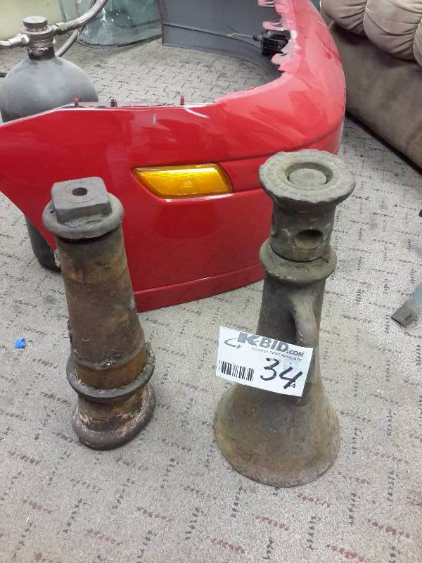 lot 34 image: 2 Vintage Screw Jacks