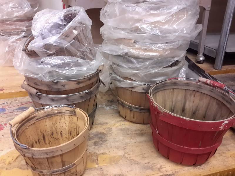 lot 170 image: (17) 7&9 WOOD WOVEN BUSHEL BASKETS