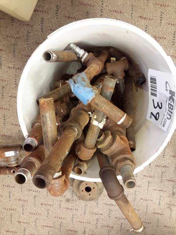 lot 39 image: Bucket of Plumbing fixtures Tees & nipples