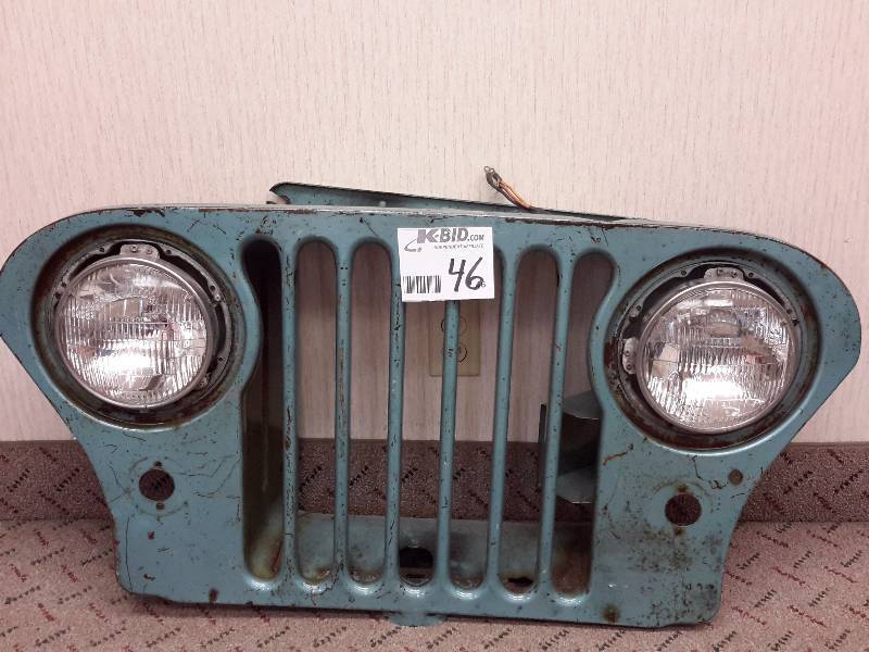 lot 46 image: Jeep Grill with working headlights