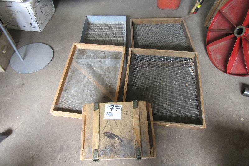 lot 77 image: 4 Mesh screens as pictured