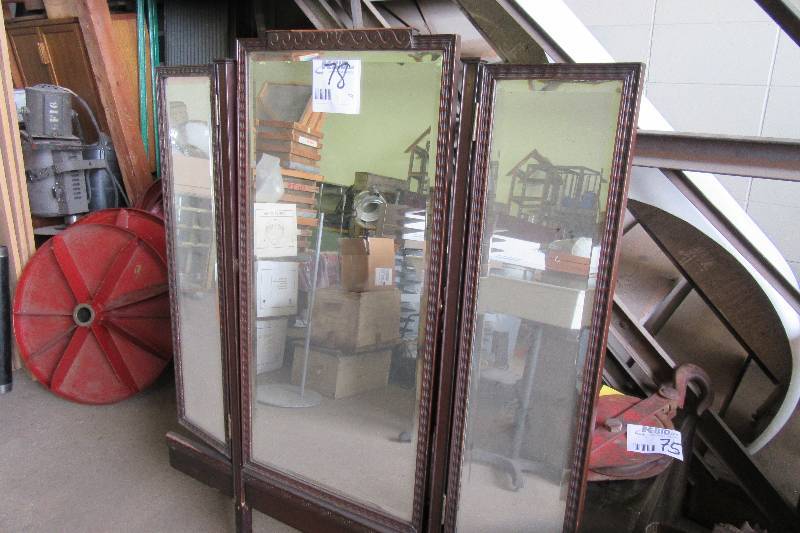 lot 78 image: Tri-bevel glass mirror. Middle mirror tilts