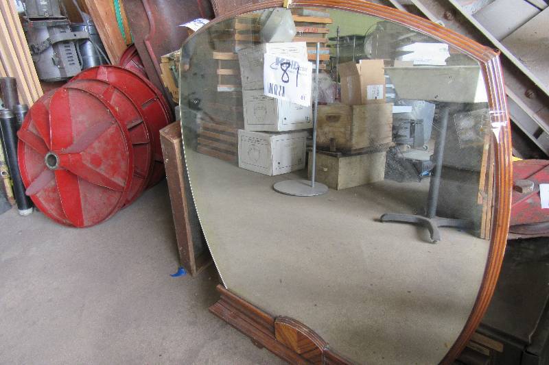 lot 81 image: Dresser Top Mirror