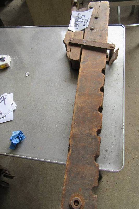 lot 85 image: Antique bench vice