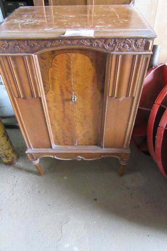 lot 86 image: Stromberg Carlson Vintage Cabinet Radio