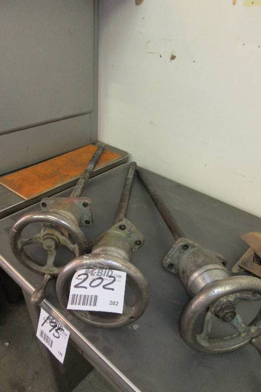 lot 202 image: 3 Hd adjustible screws