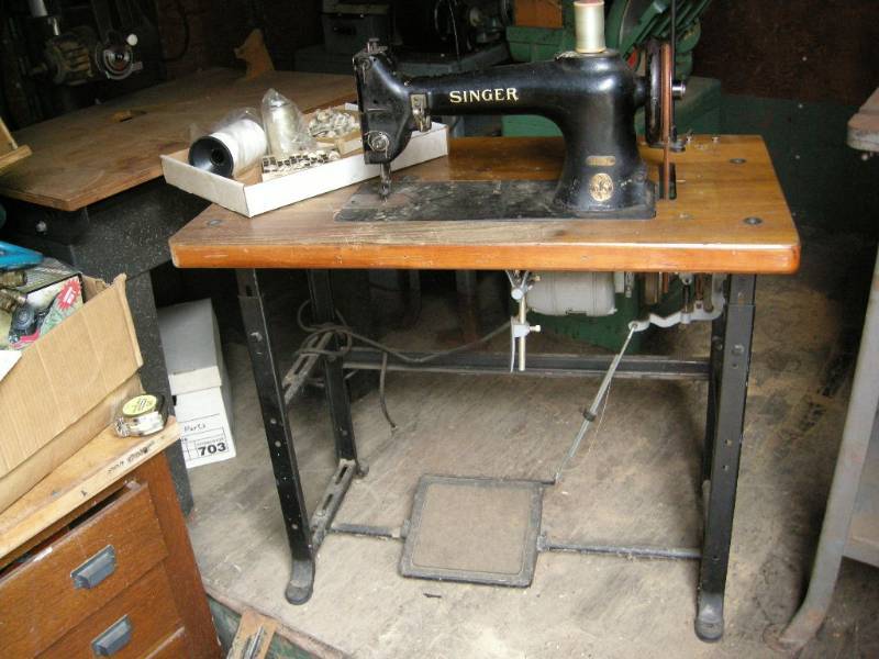 lot 12 image: Vintage Singer Industrial Sewing Machine