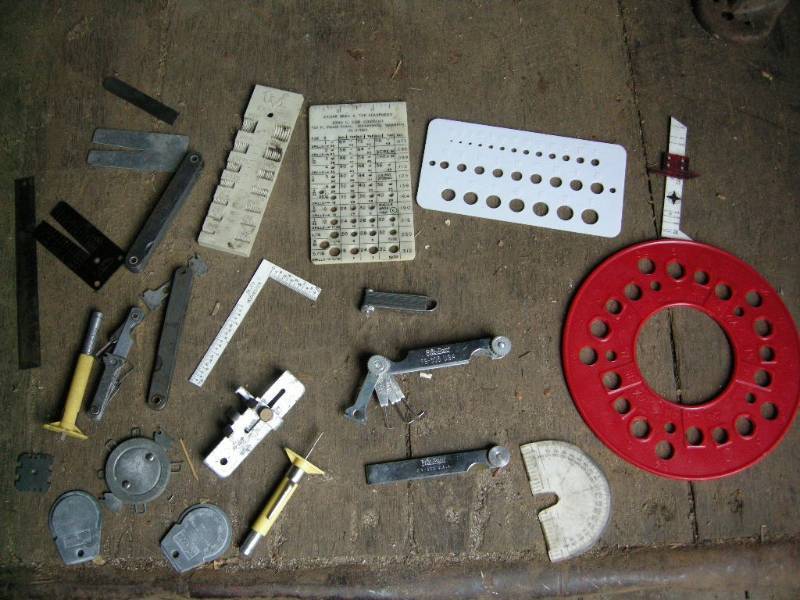 lot 32 image: Group Measuring Gauges