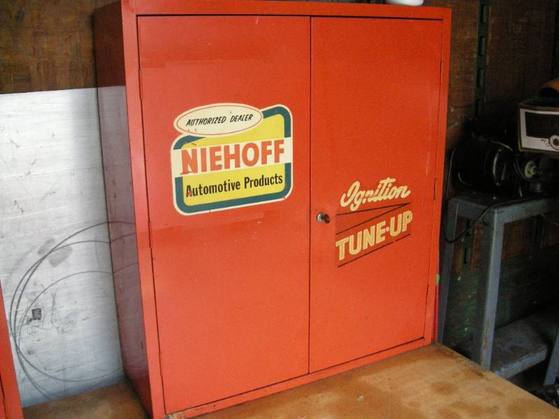 lot 14 image: Vintage Automotive Metal Cabinet