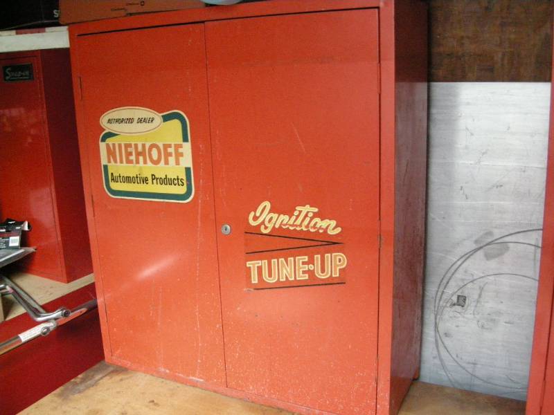lot 15 image: Vintage Automotive Metal Cabinet