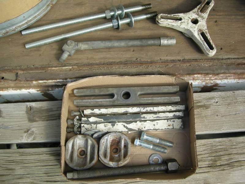 lot 83 image: Automotove Puller Set