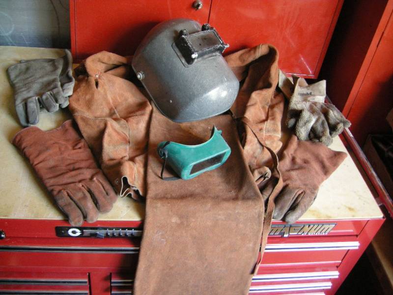 lot 107 image: Welding Helmet, Leathers, Gloves