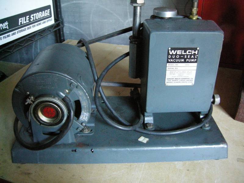 lot 118 image: Welch Duo-Seal Vacuum Pump