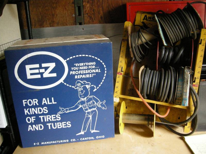 lot 119 image: Vintage Metal CabinetRack