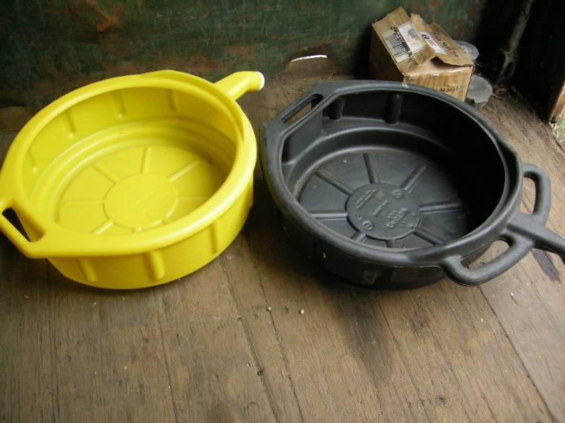 lot 155 image: Large Capacity Oil Drain Pans