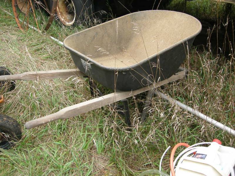 lot 173 image: True Temper Wheel Barrow